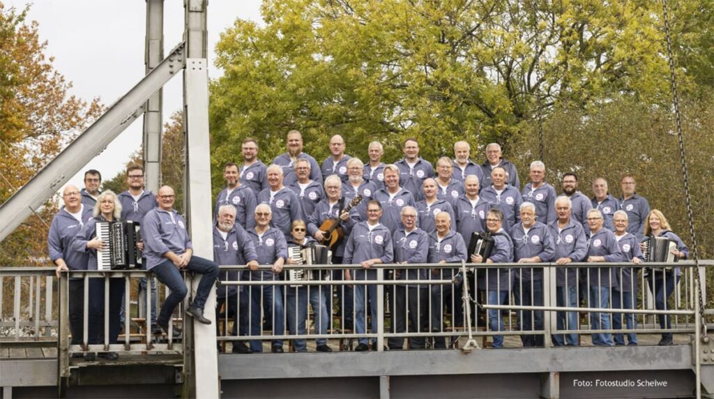 Musikalische Abendfahrt mit dem Fehntjer Shanty-Chor Augustfehn